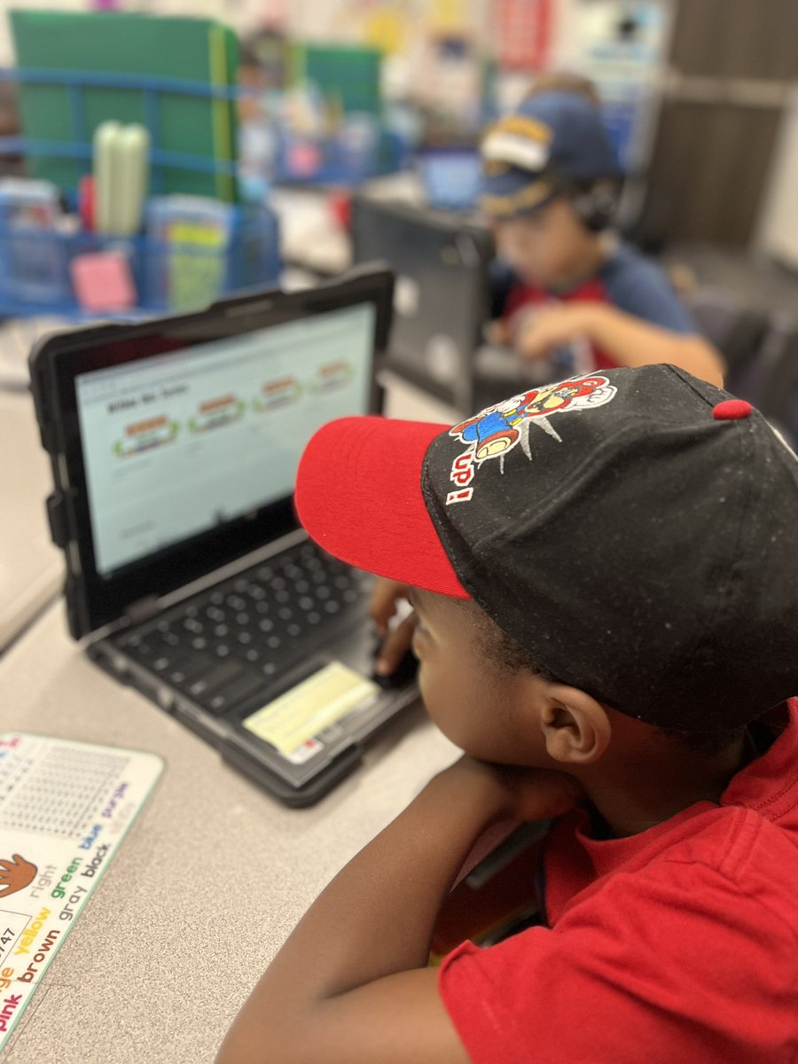 itslitwithmrsc's tweet photo. 🧢🎓👒off to college! Researching different jobs in the community! @BritPalazzolo10 @ncarroll9876 @CFISDWalker #collegeweek #expectthebest #wearewalker https://t.co/fG4CGVSPlQ