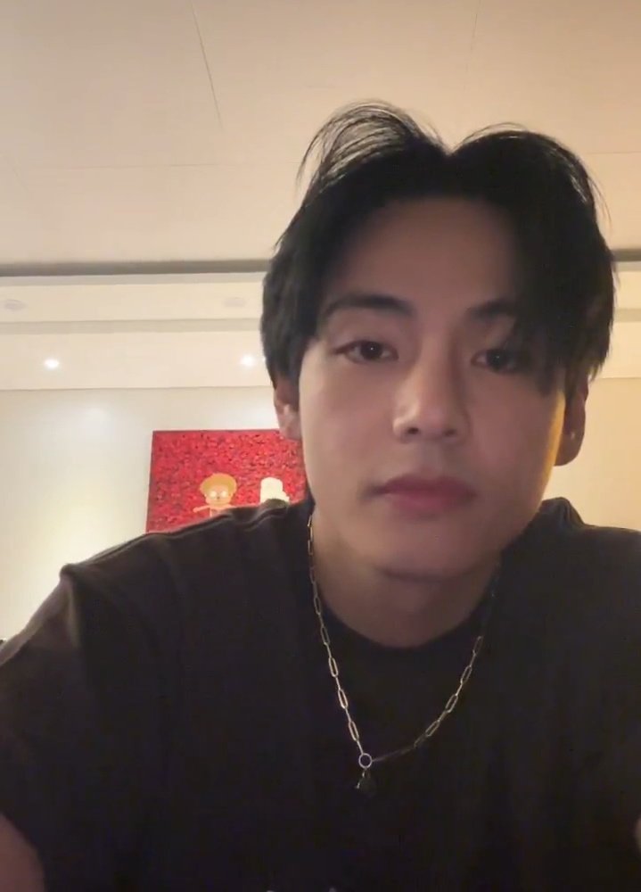 archivefortae's tweet photo. BLACK HAIR TAEHYUNG IS BACK 😭 https://t.co/USShSiErG9