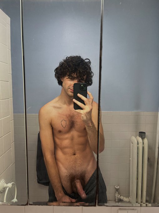 What are you hiding under there? https://t.co/SwXxJM8dKl