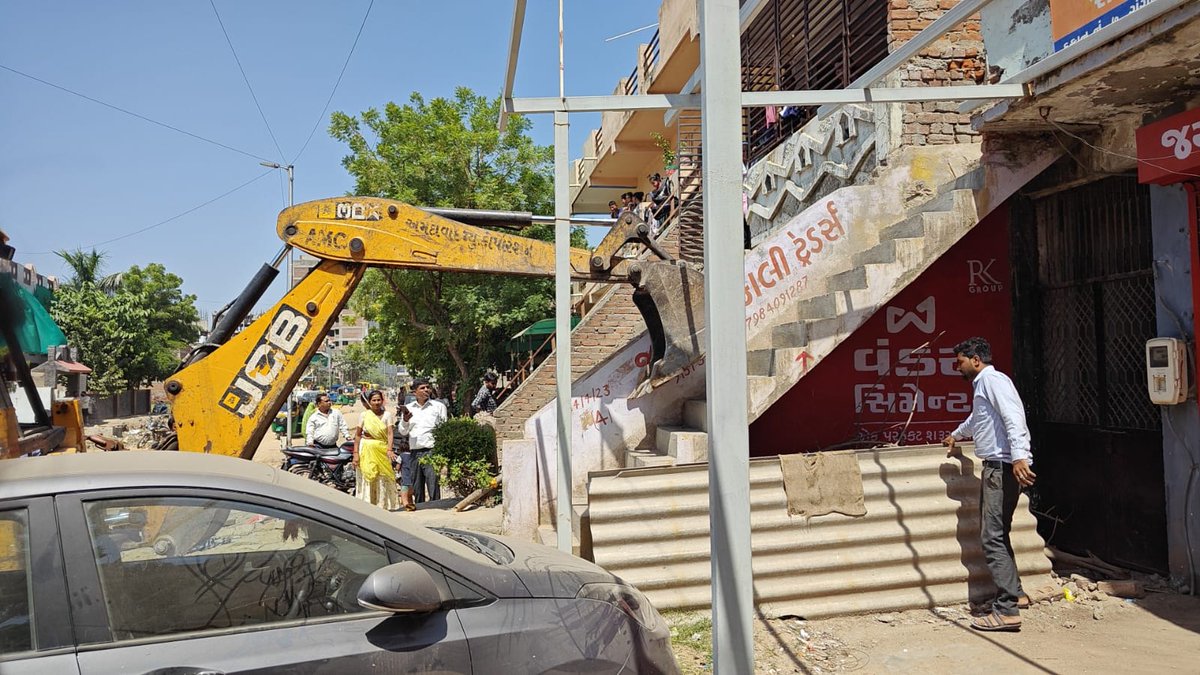 AmdavadAMC's tweet photo. અમદાવાદ મ્યુનિસિપલ કોર્પોરેશનના, દક્ષિણ ઝોન એસ્ટેટ અને નગર વિકાસ વિભાગ દ્વારા અનઅધિકૃત બાંધકામ દૂર કરવા, ટીપી રસ્તા ખુલ્લા કરવા તથા જાહેર માર્ગ પરના દબાણો દૂર કરવાની કામગીરી હાથ ધરાઈ હતી
#amc #amcforpeople #open #tproad #remove #unauthorizedconstruction #ahmedabadcity https://t.co/M8I1MG0lbb