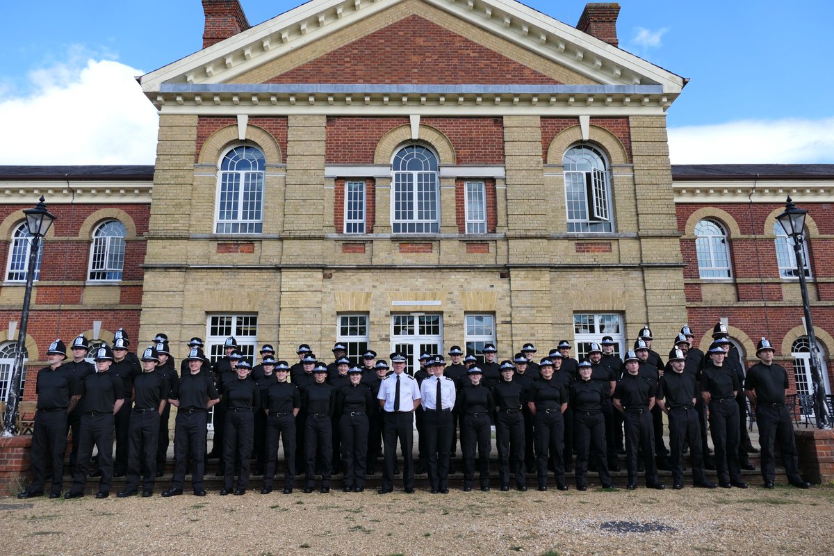 Yesterday I visited our new student cohort who have joined us under our trailblazing Policing PLUS scheme. We are clear in @hantspolice that you don’t need a degree to be a police officer. Join us to make #Hampshire & #IsleOfWight safe for everyone: careers.newjob.org.uk/HC/job/Countyw…