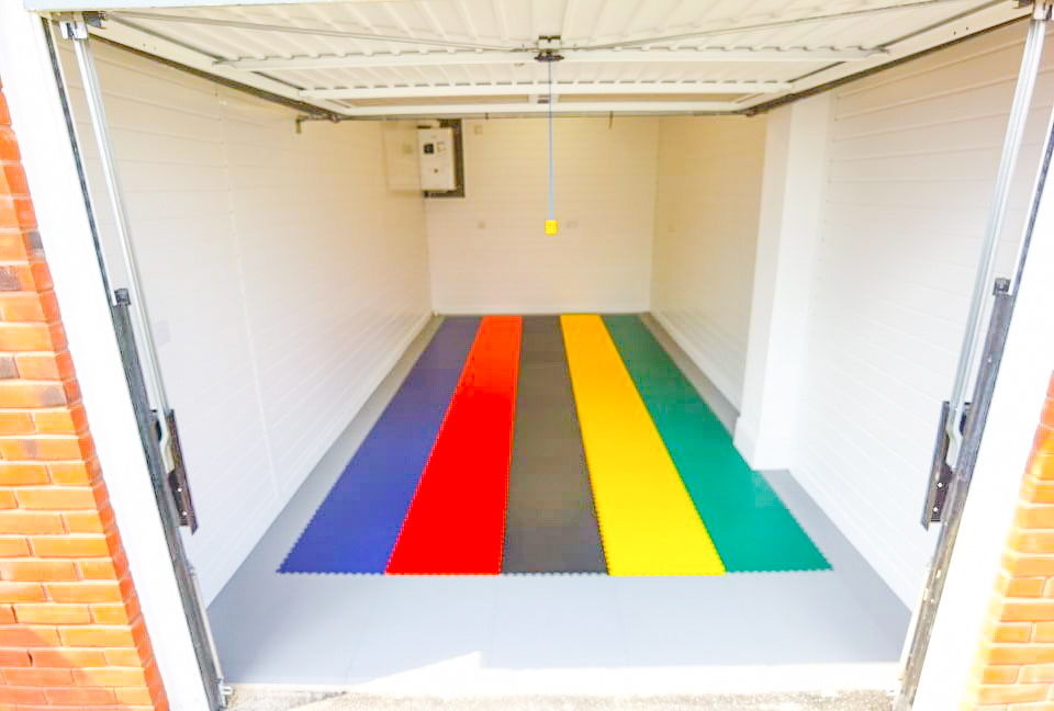 📷 Thursday Throwback

Re-creating the UCI (Union Cycliste Internationale) colours on this cycling fan's garage floor was an interesting project from 2022.

Get a quote for your garage floor at garageflex.co.uk

#garageflex  #uci #garageflooring