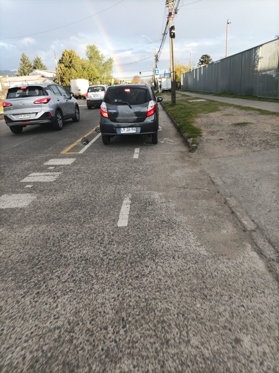 Abro hilo de autos estacionados en ciclovias: