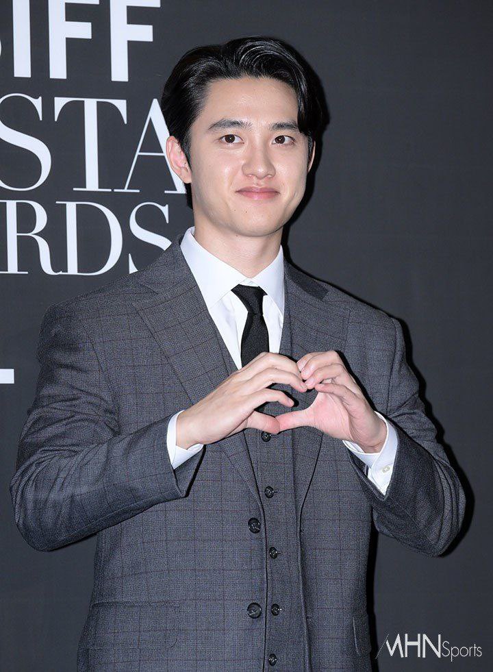 doramabra's tweet photo. 📸| #KYUNGSOO no tapete vermelho do Asia Star Awards 2023. #BIFF2023 https://t.co/1jrWCh8mSj