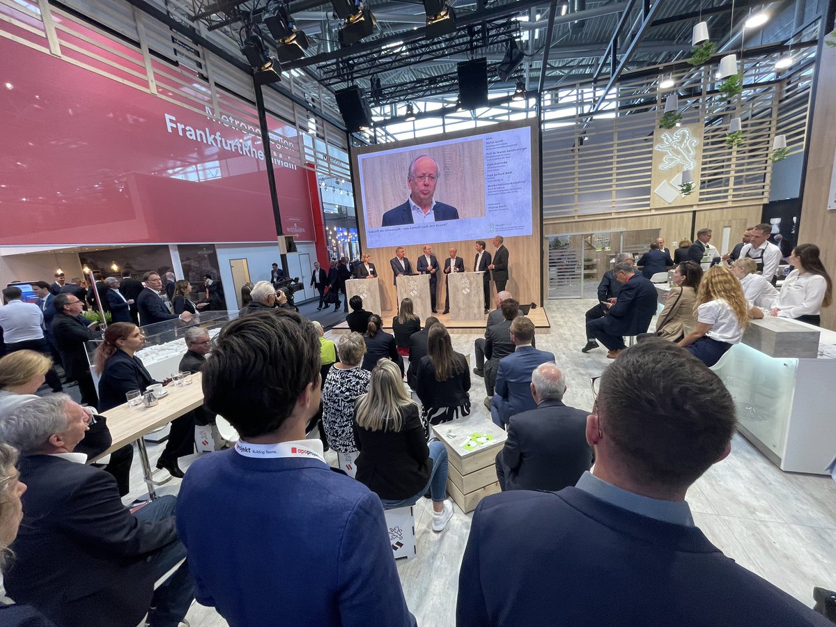 „Die #Innenstadt ist das Herzstück der Kommune. Wenn es dort krank, fällt das sofort ins Auge. Wir müssen die die Nutzungen der Innenstadt weiterentwickeln. Auch das Wohnen wird da Teil der Lösung sein“, sagt Monika Fontaine-Kretschmer auf der #exporeal.