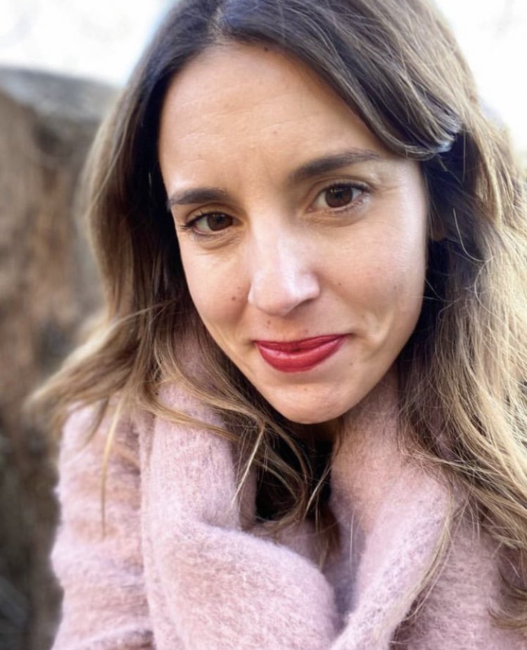 MarcelBL21's tweet photo. Irene Montero:

- Licenciada en psicología con una nota de 9,09

- Máster en Psicología de la Educación con 9 matrículas de honor y una nota de 9,5 en su tesis

- Trabajó de cajera para pagarse los estudios

Y los fachas diciendo que la izquierda no sabe lo que es el esfuerzo https://t.co/JnuSW3Z6fI