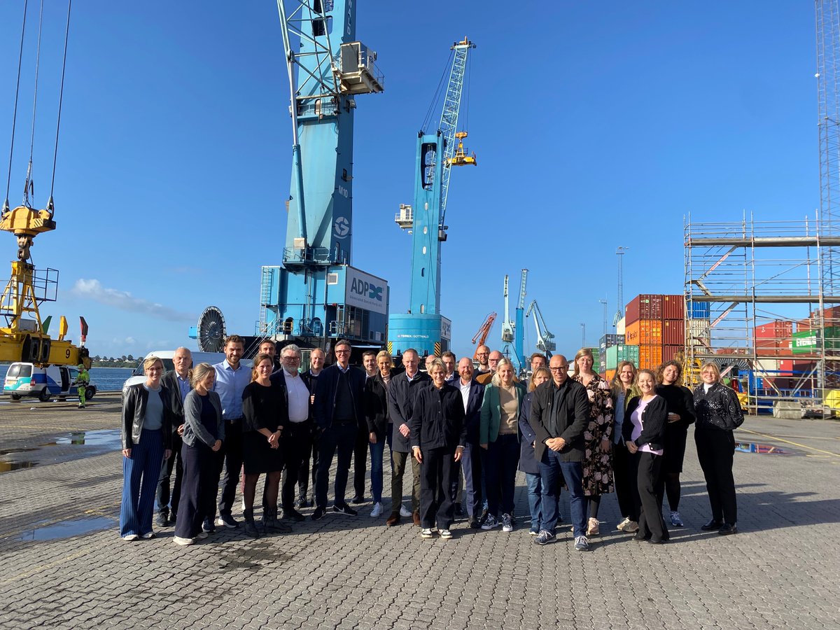 Solen skinner altid, når man er på havnebesøg, således også torsdag, da Havnepartnerskabet besøgte ADP, havnen i Fredericia.
Høj, blå himmel, højt humør og godt udbytte 😊
#blaadk #ADP #dkpol