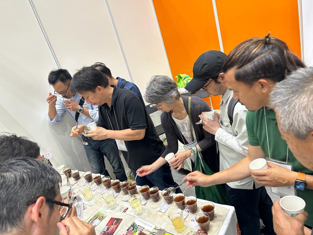 manoj_naandi's tweet photo. Anupama Koneru & Vinod Hegde of @naandi_india was humbled to see 🇮🇳 fly high with the huge appreciation of the micro lot of #GemsOfAraku @arakucoffeein
Now, more Japanese importers want to bid for this coffee & all agreed India has arrived at the world coffee podium.
(2/3) https://t.co/01T1IO5Upx