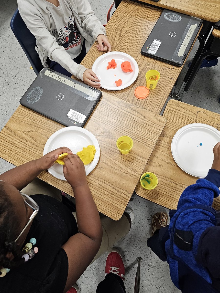 emb0889's tweet photo. "🎶Ain't no mountain high enough. Ain't no valley low enough.🎶" Using playdoh to construct a 3D model of mountains and valleys. #ncssbethebest @MsRBattle @DrPennyMosley https://t.co/G4vEHr2JdO