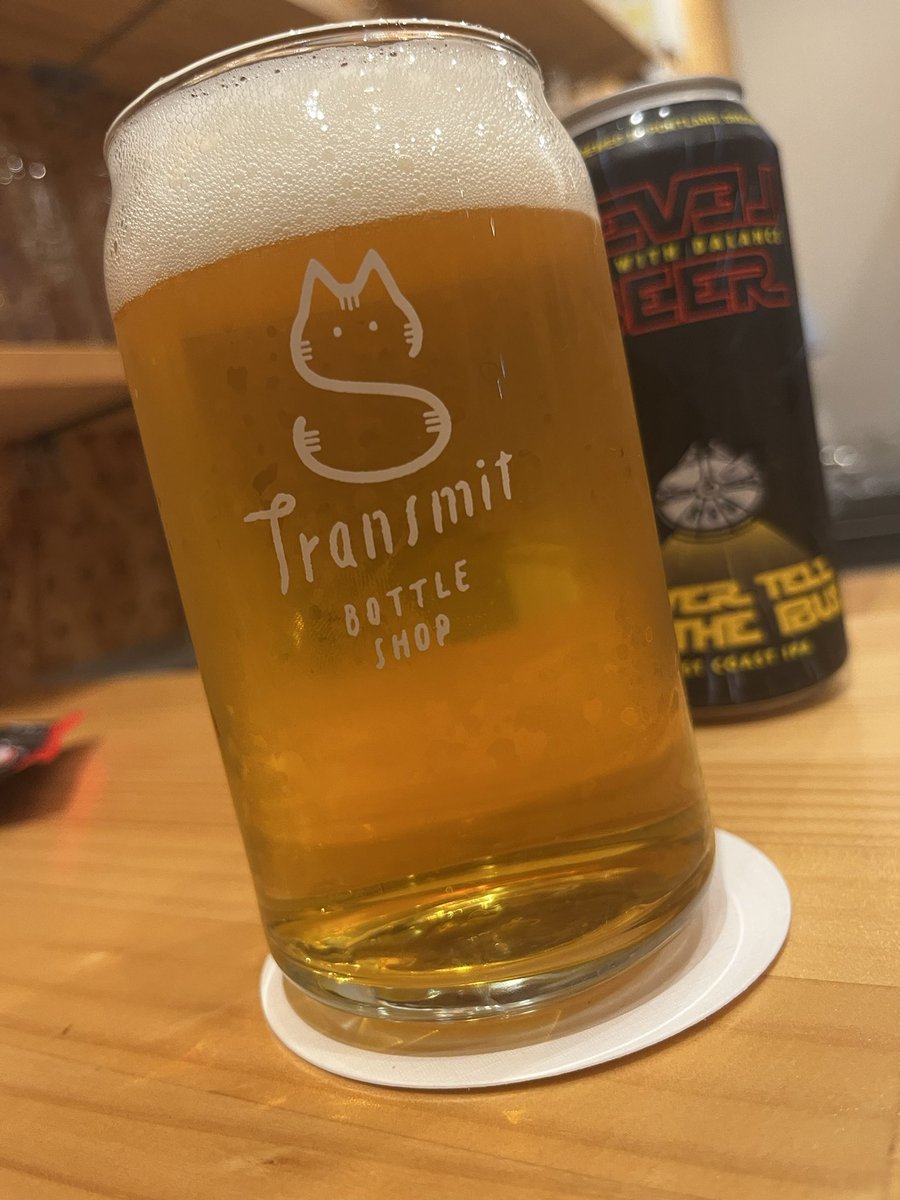 beer_telling's tweet photo. 名前はスターウォーズのハン・ソロの名言「Never tell me the odds」から。確率なんてクソ食らえ!って事らしい。IBUなんてクソ食らえ!
といいつつ、しっかりと苦い。でも苦さに振るではなく、ちゃんとバランス。レベルビアらしい、バランスのWCIPA。しっかり美味しい!
#クラフトビール #LevelBeer https://t.co/7yQem6h2xO