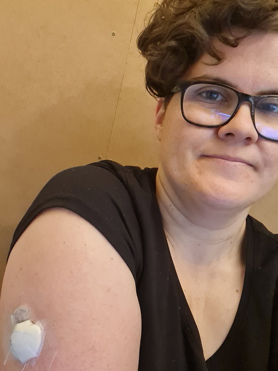 KreVagyok's tweet photo. Egy új fejezet indul. 1 nap tapasztalatai alapján eddig tetszik. A "nem mérni mindig" állapotot még szokni kell. Meg persze, hogy a meeting alatt simul bele a határvonalba, és non-stop riaszt. 😬De nyugi, ment a keksz meg az almalé! 🍪🥤 #CGM #Medtronic #szenzorkalandok #T1D https://t.co/sHWqF77azP