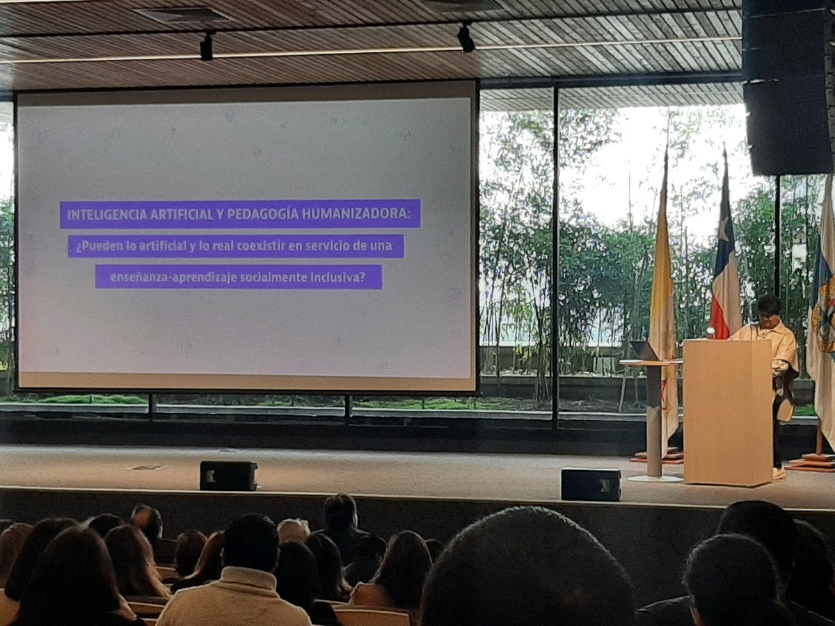 oped_uc's tweet photo. En el seminario de #Innovación #docente organizado por @CDDoc_UC problematizando la presencia e impacto de la #IA en #educacion junto a @BehariLeak https://t.co/UNZRkh22Uo