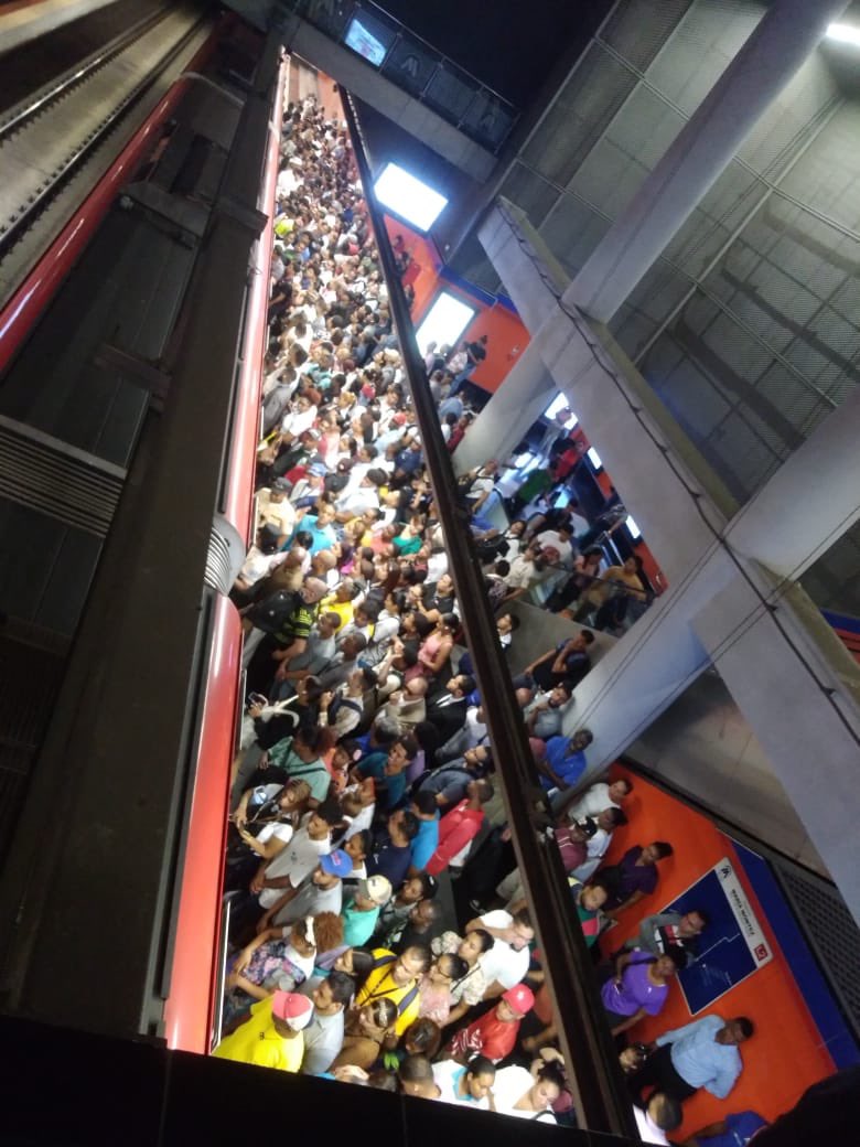 Yiljuly's tweet photo. Alguien que me diga qué pasó en la Gral. Rafael Dominguez  esta mañana en el metro que sacaron a todo el mundo a las 7:24 am 
@@JaimeRinconRD @delvyslanfranco @felixlajara @JoselitoFeliz07 @NMichaelMatos https://t.co/yyZtBapdwG