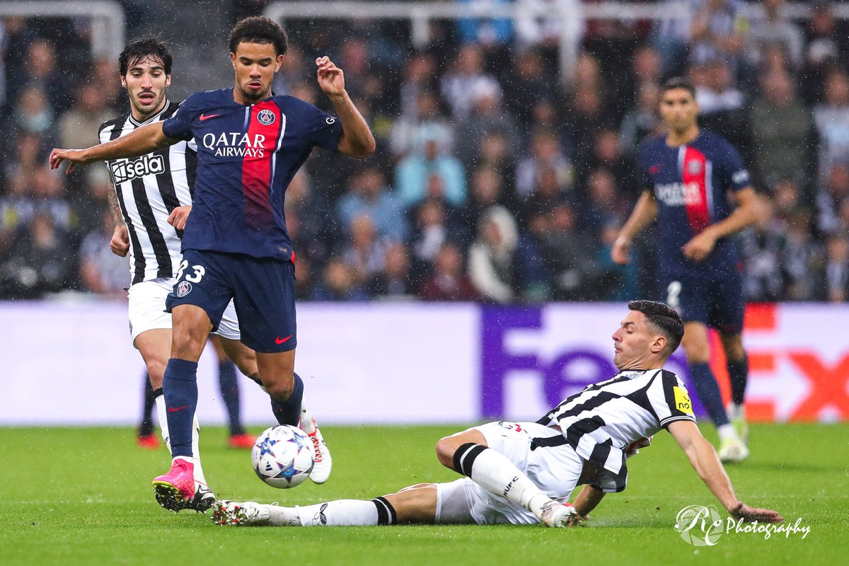 RyanCPhotog's tweet photo. Rainy night out in the toon

Plus a bit of touch up to @Carra23

Via @defodi_images 

#nufc #newcastle #toon #UCL #championsleague #uefa #uefachampionsleague #toonarmy #psg #paris #parissaintgermain #fußball https://t.co/aSGK26csom
