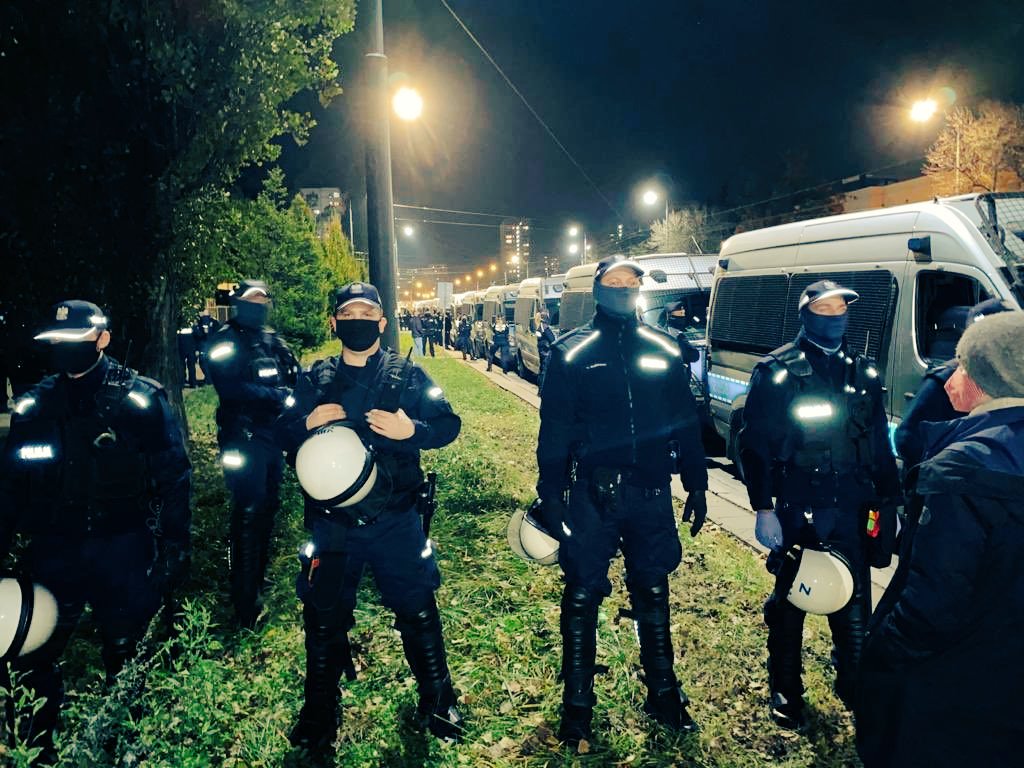 _I_uka's tweet photo. Policja pilnuje domu Konopskiego. 
Ciągle przybywa ludzi.
Wkurw rośnie.
Youtuberzy się boją. 
To zdj jego domu wczorajszej nocy.

#Pandoragate #Stuu #Boxde #konopa https://t.co/yz96z1vBAc