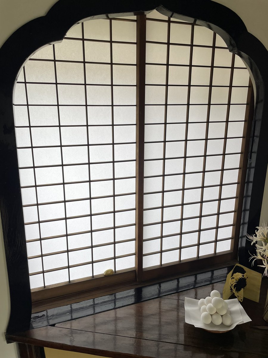 hiroko153108's tweet photo. 旧吉原家住宅の
花頭窓の障子が貼り替えで
綺麗になりました。
とーっても白い
#旧吉原家住宅
#花頭窓
#藩境のまち
#ベタベタクッゾコ https://t.co/1vn8eErcbE