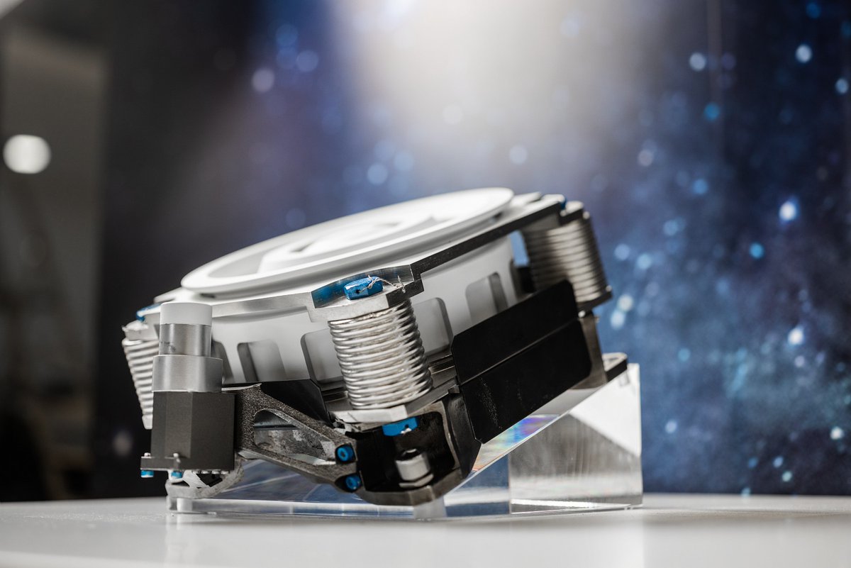 SAFRAN's tweet photo. 🧐 Let's focus on @SafranElecDef, a world leader in #optronics, #avionics, #electronics, critical #software, precision #timing and atomic clock.

#IntelligenceOnboard #ObserveDecideGuide #sovereignty https://t.co/NNtPLB2HUe