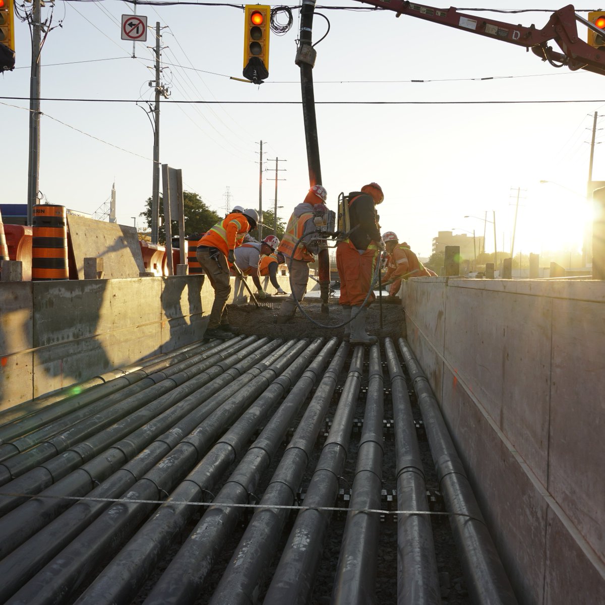 Huge news! Finch West LRT's guideway, track slab, and duct bank are 100% complete! Exciting progress continues! Importante nouvelle! La voie de guidage, les dalles de voie et les canalisations du TLR de Finch West sont terminées à 100 %. Des progrès encourageants continuent!