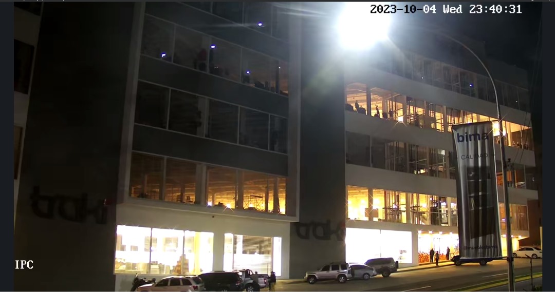 Desde el Centro de Control Integral #CCI monitoreamos el cumplimiento de horario del apagado de luces del edificio Traki durante la noche.
#SeguimosTrabajando

Cualquier eventualidad o denuncia puede ser reportada al: 

📞0212-311-POLI ( 7654)