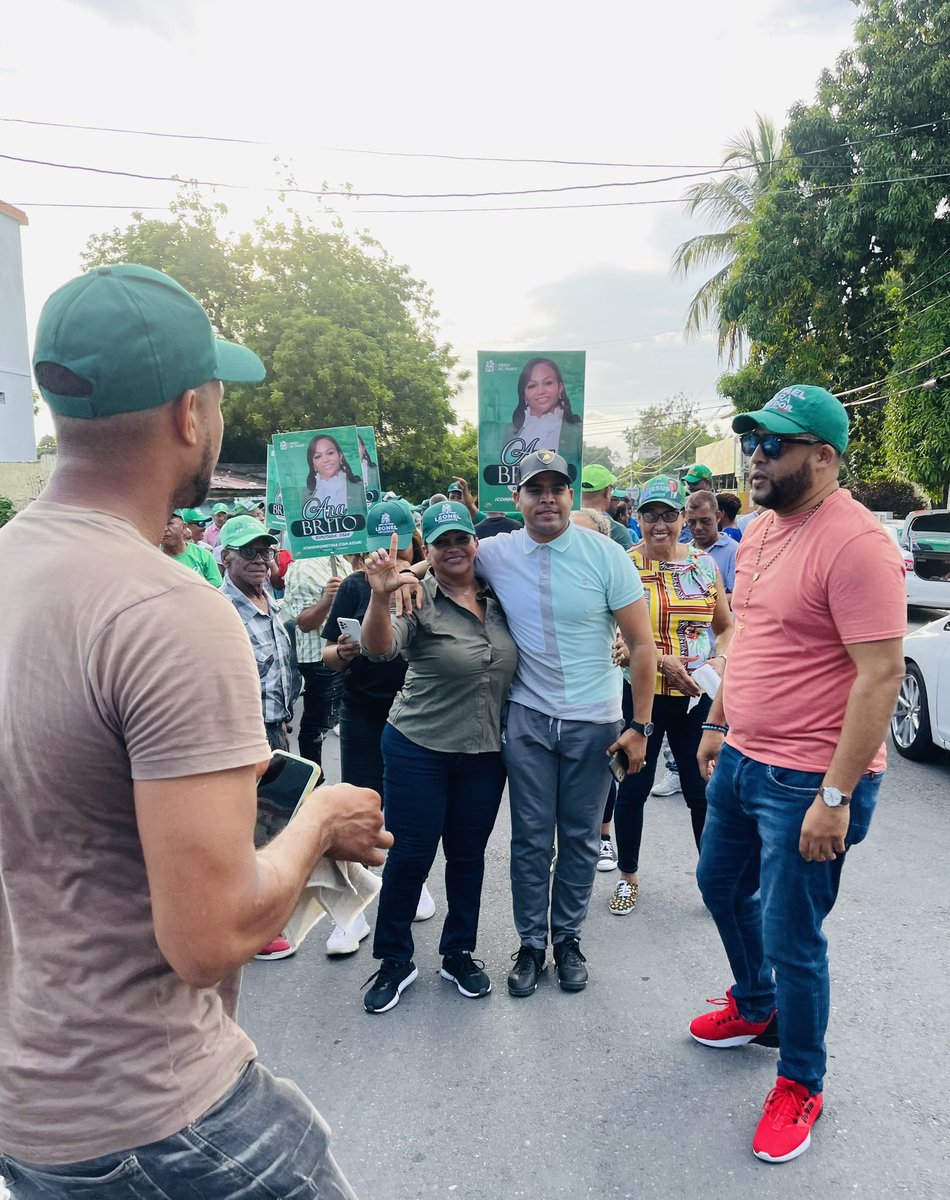 anitabritogil's tweet photo. Algunas imágenes de nuestro recorrido por la colonia Española, escuchando nuestra gente sus inquietudes valorando cada uno de sus comentarios mi compromiso es con ustedes🙏💚 #ProvinciaDeAzua #Sur #AnaBritoDiputada2024 #ComprometidaConAzua #FuerzaDelPueblo @henry_meran https://t.co/89FVDecPCE