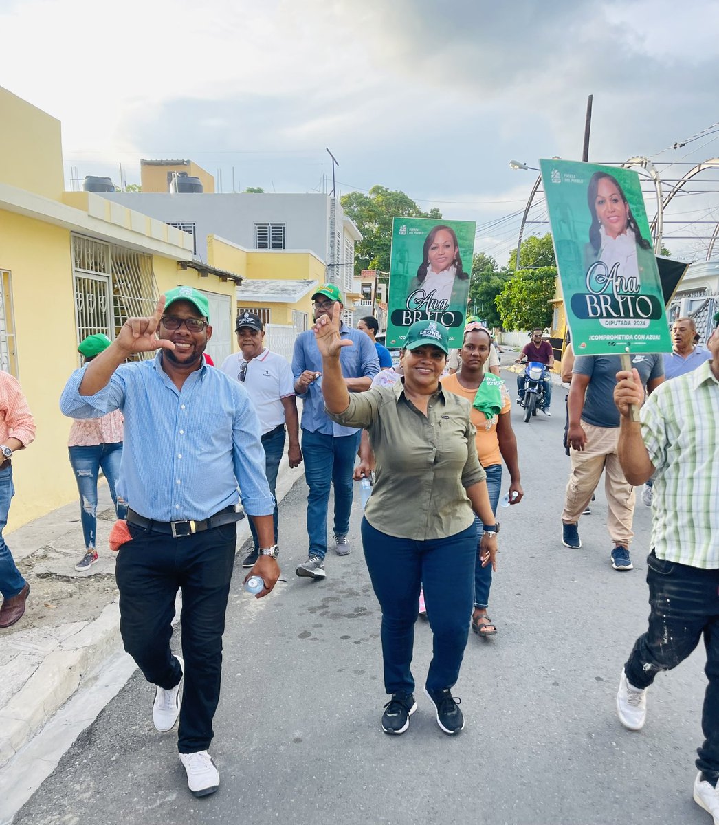 anitabritogil's tweet photo. Algunas imágenes de nuestro recorrido por la colonia Española, escuchando nuestra gente sus inquietudes valorando cada uno de sus comentarios mi compromiso es con ustedes🙏💚 #ProvinciaDeAzua #Sur #AnaBritoDiputada2024 #ComprometidaConAzua #FuerzaDelPueblo @henry_meran https://t.co/89FVDecPCE
