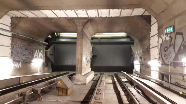 Noodschuiven in de metrotunnel getest voor het geval de Maas gaat lekken -  dehavenloods.nl/l/49533