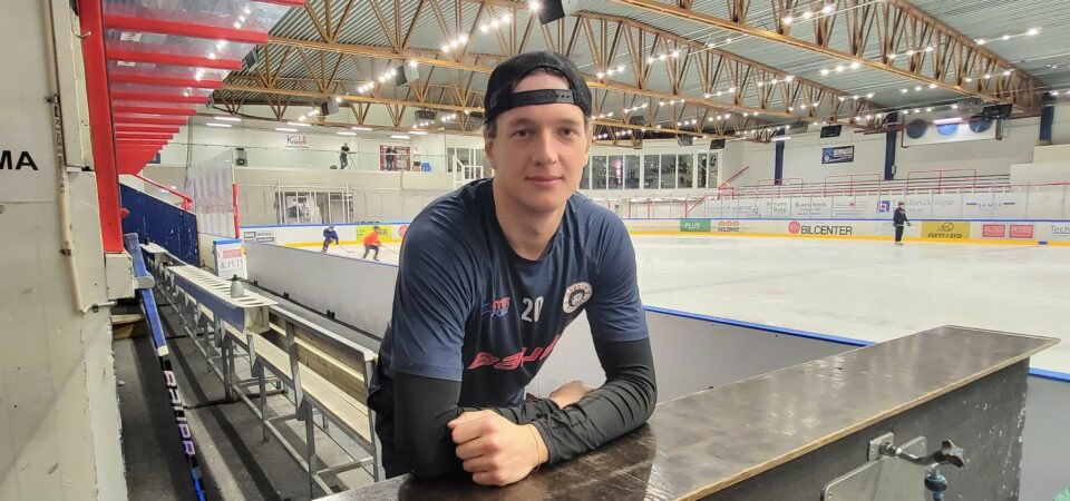 BARA 1 DAG KVAR!

Adam Bäckstrand är "hemma" igen och retas mer än gärna med griniga KHK:are. 🔵⚪️🔴

Köp din derbybiljett här: secure.tickster.com/sv/bm83l8dk6ax…

#baragoisare