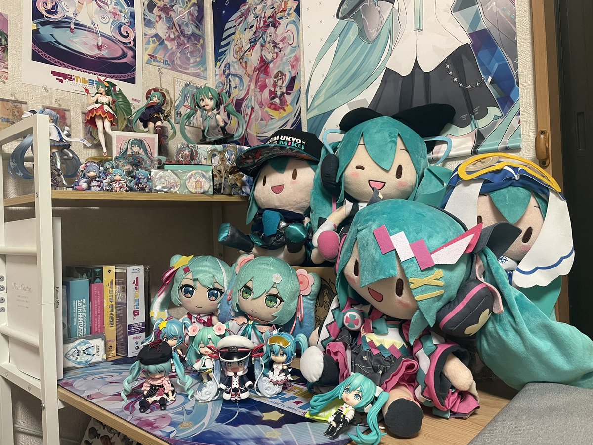 omochi_VTR250's tweet photo. 俺の勉強机が勉強できなくなった…
ここに16th、HEROふわぬいが来るとなると棚買わなきゃ… https://t.co/eXoj7XBUK7