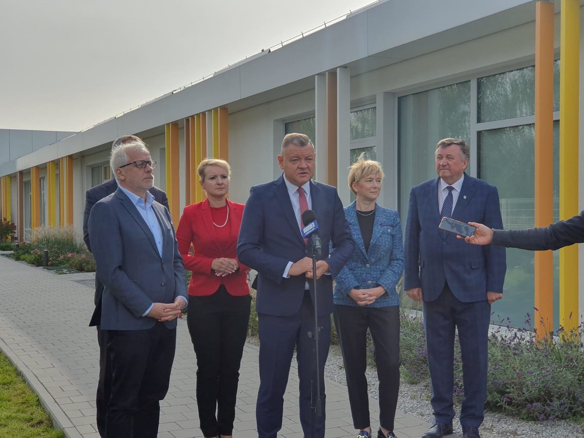 Obremski_'s tweet photo. 🔊‼️ Ogłosiliśmy wyniki VII edycji #RPIS
🏭 Dolny Śląsk otrzymał 𝟳𝟱𝟮 𝟲𝟲𝟭 𝟰𝟯𝟳, 𝟭𝟳 zł na rozwój stref przemysłowych. Skorzystają na tym nie tylko lokalni mieszkańcy, ale cały region.
#RówneSzanse ☑️ https://t.co/XcCqMvv1Pg