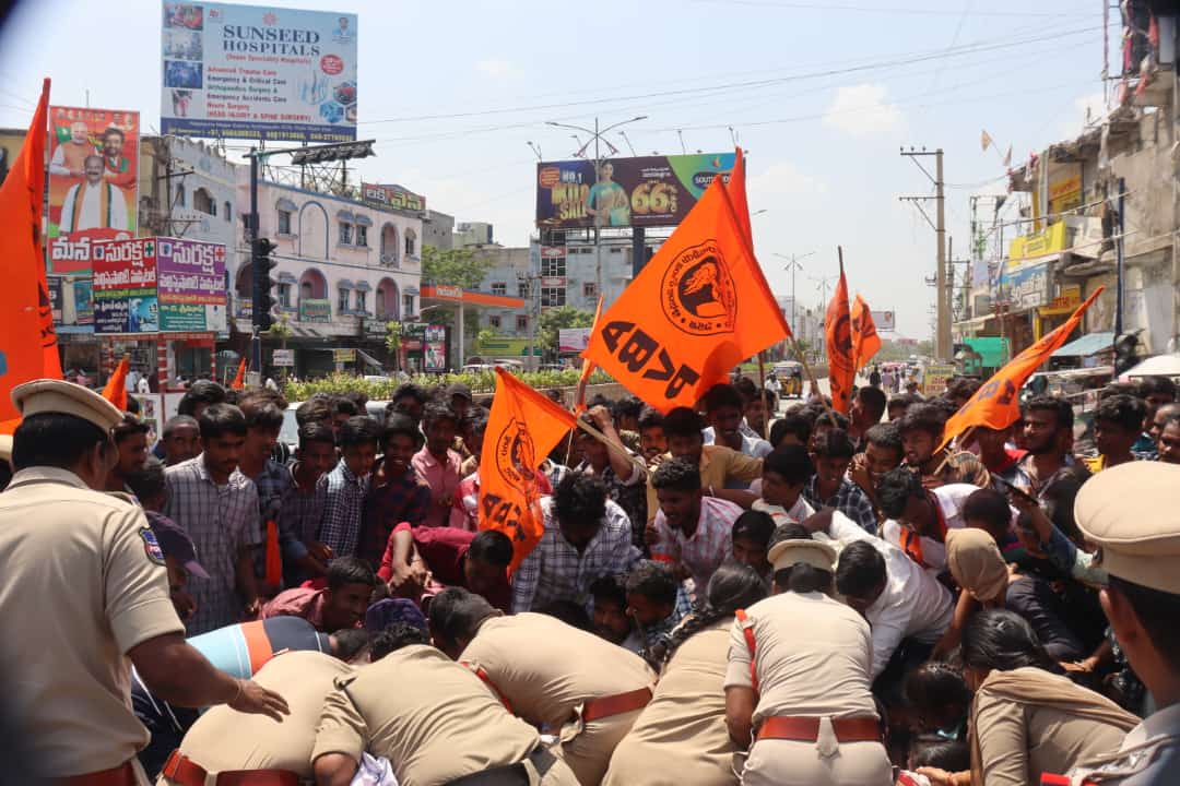 TSPSC పేపర్ లీకేజ్  మరియు గ్రూప్ 1రద్దు ముఖ్యమంత్రి నైతిక బాధ్యత వహించి రాజీనామా చేయాలని <a href="/ABVPJangaon/">#𝐀𝐁𝐕𝐏</a> శాఖ ఆధ్వర్యంలో 2000 మంది విద్యార్థులతో పెద్ద ఎత్తున శవయాత్ర నిర్వహించిన అనంతరం రాష్ట్ర ప్రభుత్వ దిష్టిబొమ్మ, ABVP రాష్ట్ర కార్యదర్శి కుమారి చింతకాయల ఝాన్సీ దగ్ధం చేయడం జరిగింది.