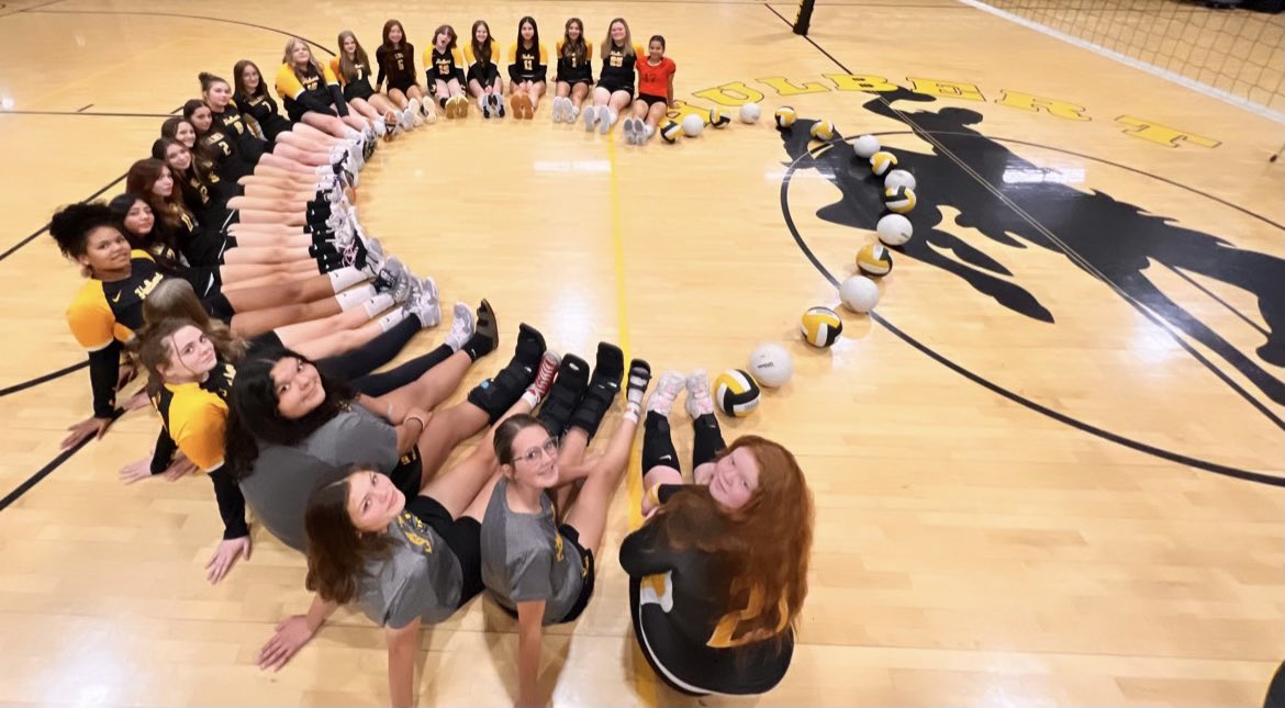 Coach Breanna Hill, from Hulbert High School in Oklahoma, is one of our outstanding NoKaOi Volleyball coaches. We want to wish her team good luck in Regionals tonight!! 💛🖤