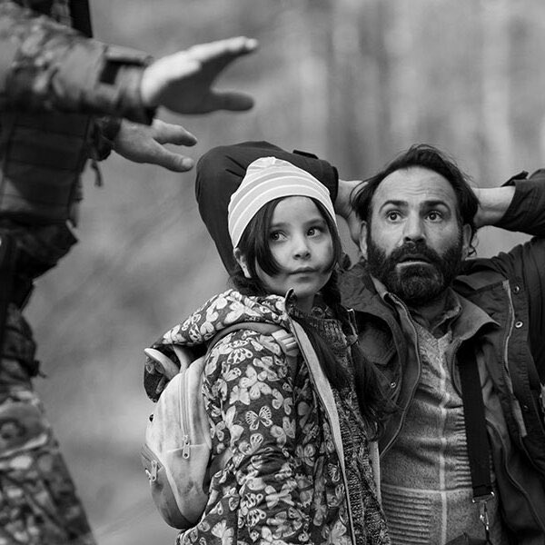 Fareedonfilm's tweet photo. In #TheGreenBorder, Black/Brown refugees are pushed between Poland and Belarus. Borders are a terrifying purgatory.
Yet Ukrainian refugees are treated with compassion—even their pets get places on buses.
POC subjects seeking asylum are not just subhuman but subanimal.
#NYFF61 https://t.co/FNujLRftsV