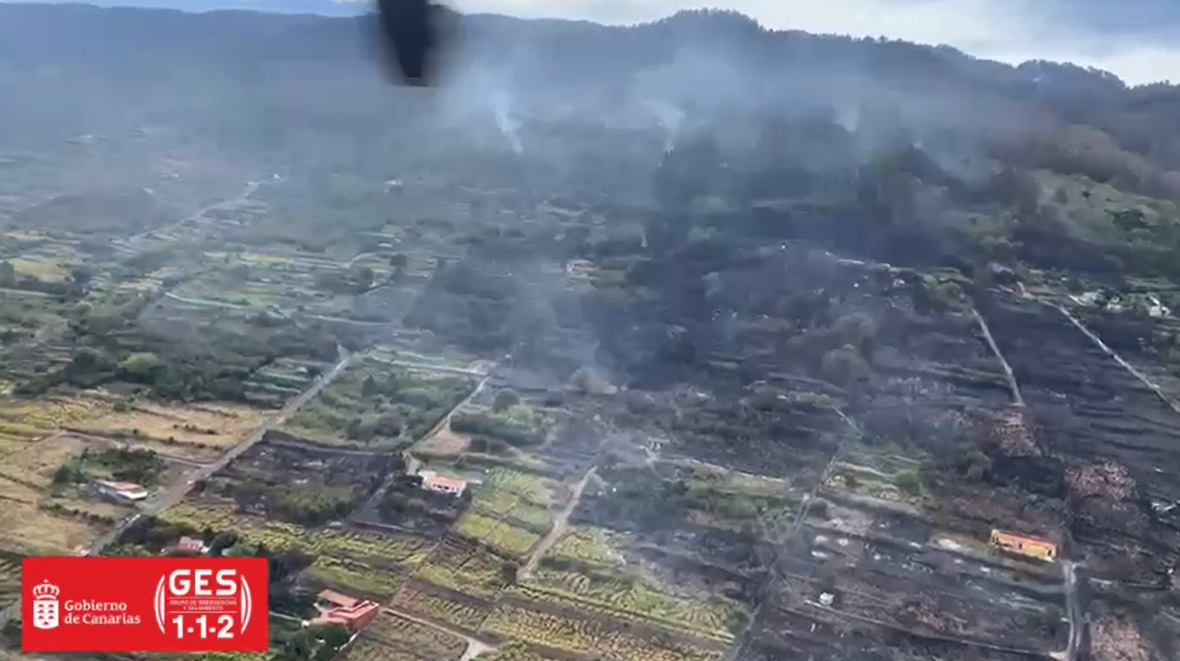112canarias's tweet photo. #IFArafoCandelaria #IFTenerife
El operativo de extinción centra sus esfuerzos en contener el fuego en los focos donde se ha reactivado el incendio
➡️https://t.co/nJcm8zpT5y https://t.co/afWZHhSNaD