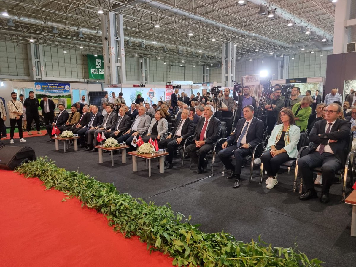 melih_meric's tweet photo. 5-8 Ekim 2023 tarihleri arasında Gaziantep Ortadoğu Fuar Merkezi'nde düzenlenen BUILDEAST 3. Yapı, İnşaat, Dekorasyon Malzemeleri ve Teknolojileri Fuarı'nın açılışına katılım sağladık.
#yapıfuarı #inşaatfuarı #buildeast #dekorasyon #Teknoloji #Gaziantep https://t.co/uCkj65W5Dp