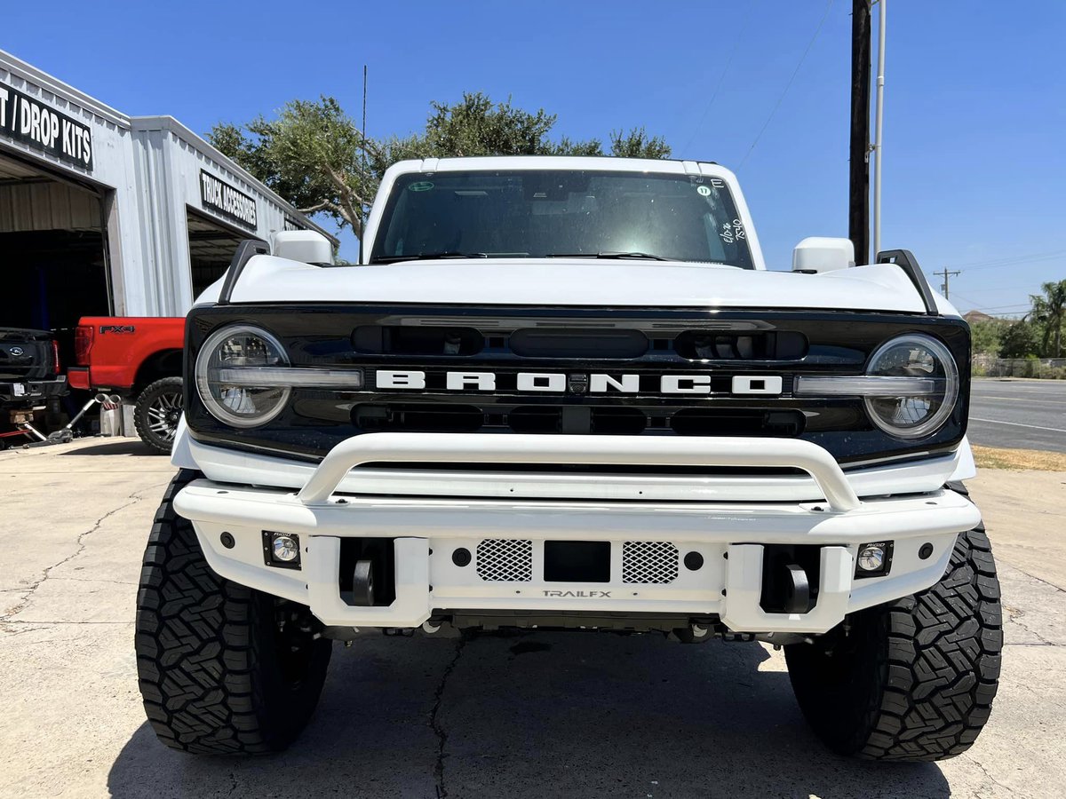 TrailFX's tweet photo. Ford Bronco with #TrailFX Front &amp; Rear Powder Coated Bumpers
📷: Xtreme Rpm
#xtremerpm #missiontexas #shoplocal #ford #fordbronco #broncobumper #fordbumper #tagtrailfxgetfeatured https://t.co/ddOVfbqmfM