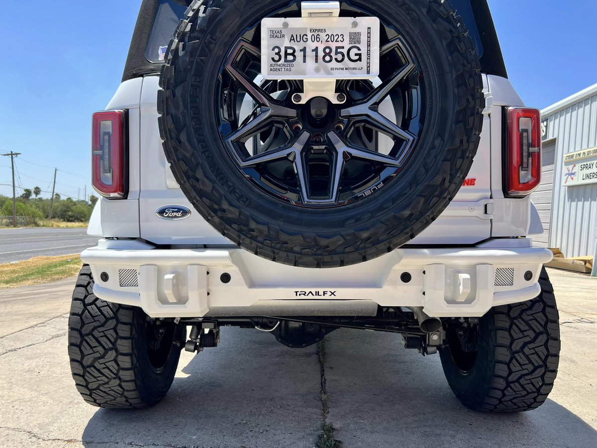TrailFX's tweet photo. Ford Bronco with #TrailFX Front &amp; Rear Powder Coated Bumpers
📷: Xtreme Rpm
#xtremerpm #missiontexas #shoplocal #ford #fordbronco #broncobumper #fordbumper #tagtrailfxgetfeatured https://t.co/ddOVfbqmfM