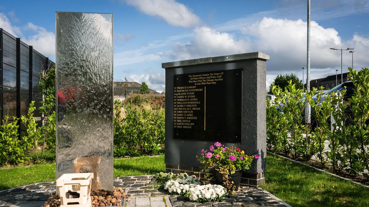 Remembering Insp Elaine Evans, of Merseyside Police, who died from injuries sustained on duty on this day in 1981. Our thoughts are with her family & friends on this sad anniversary. Lovely to have met them at our memorial service #neverforgotten.