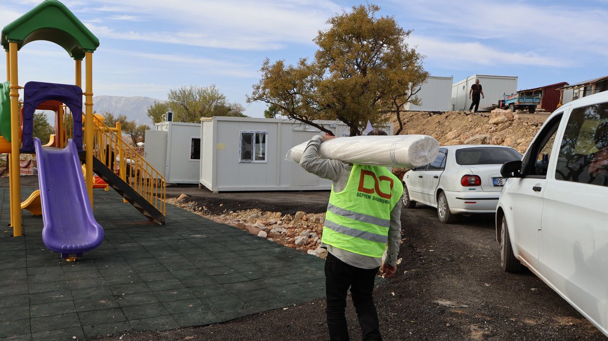 GolbasiDepremm's tweet photo. Kalemkaş Köyü 7 Ekim'de gerçekleştirilecek dayanışma etkinliğine hazırlanıyor. Gençlik Merkezi ve Kadın Dayanışma Merkezi kuruluş çalışmaları sürüyor... https://t.co/GGjKupUyzX