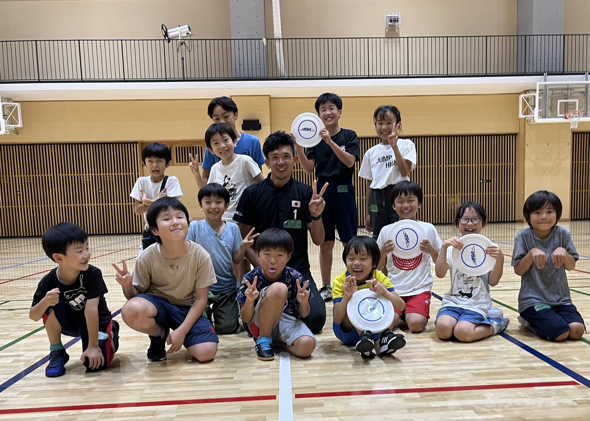 h_harito's tweet photo. 久しぶりの更新です。
この度、赤羽エリアの総合型地域スポーツクラブ「れっど☆しゃっふる」さんとのご縁があり月2回の小中学生向けのアルティメットスクールを始めました！
「楽しく」「褒め合う」をモットーに活動しています！興味ある方は遊びに来て下さい！

https://t.co/Jd9O9zfGq5 https://t.co/M2gzmNuLUX