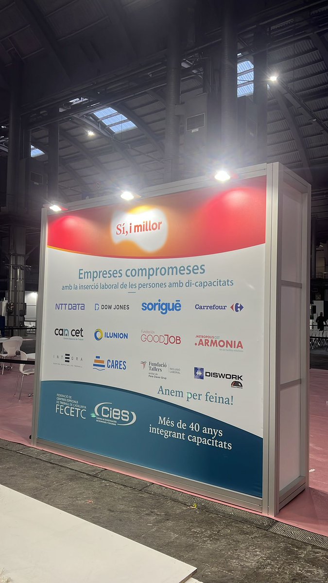 #firasimillor Segon dia de cues i entrevistes amb les empreses  que ofereixen llocs de treball als candidats. Totes les taules plenes, assistents majoritàriament joves,  ben preparats amb el currículum i amb els nervis habituals dels processos de seleció. Però contents!
