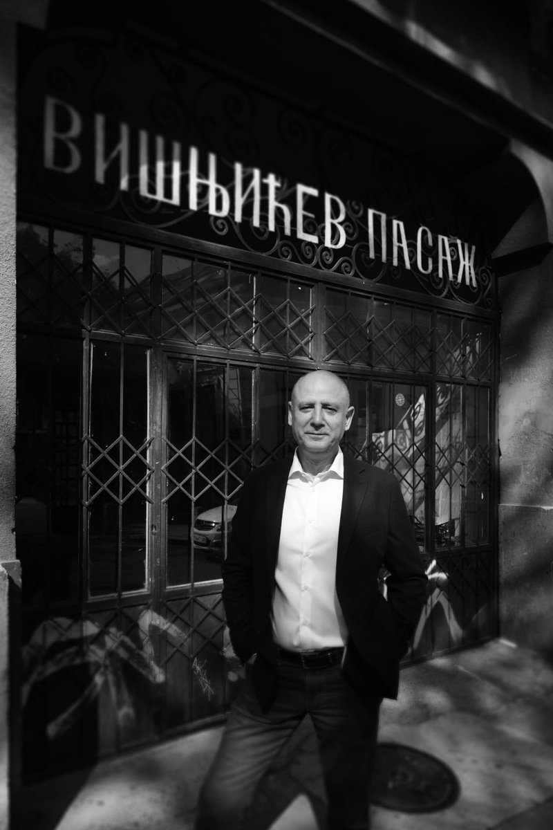 SaStaroGrada's tweet image. Stara kapija u Višnjićevoj ulici. Damari užurbanog grada sa jedne strane vrata, sa druge šapat prošlosti i tajne senovitog dvorišta.

#Beograd #StariGrad #VladaSaStaroGrada