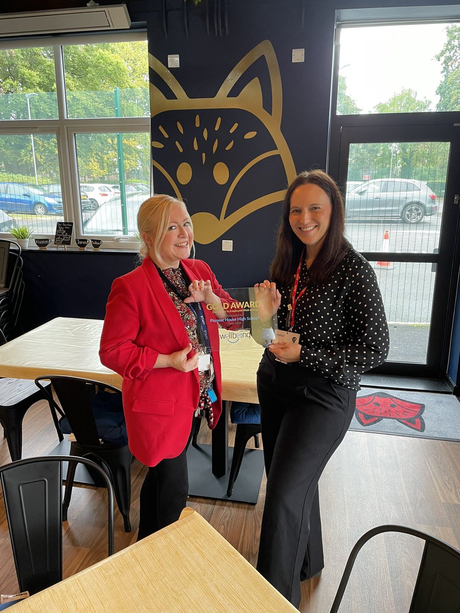 What a pleasure today was presenting @pioneerhousesch with their well deserved #GOLD award in staff #wellbeing, congratulations again @HeadPioneerHigh ⭐️👏🏻

#cultureofcare @ProspereTrust @OneEducationHR