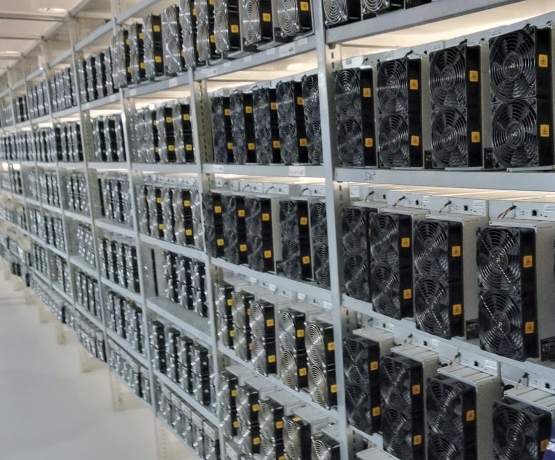 StartminingFR's tweet image. Quelque part au Nord de l’Islande, notre équipe s’affaire à l’installation d’une nouvelle mine #Bitcoin  de 1,75 MW toujours 100% green 🌋💧

Envie de prendre part à l'aventure ? Rejoignez la révolution START ⛏⚡! 

👉 app.startmining.io

#mining #PoW