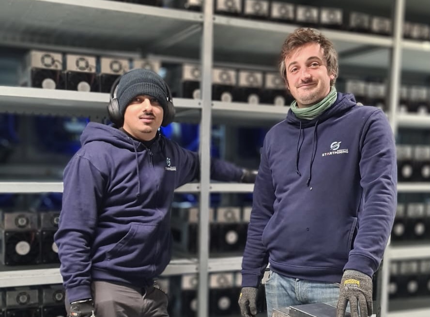 StartminingFR's tweet image. Quelque part au Nord de l’Islande, notre équipe s’affaire à l’installation d’une nouvelle mine #Bitcoin  de 1,75 MW toujours 100% green 🌋💧

Envie de prendre part à l'aventure ? Rejoignez la révolution START ⛏⚡! 

👉 app.startmining.io

#mining #PoW