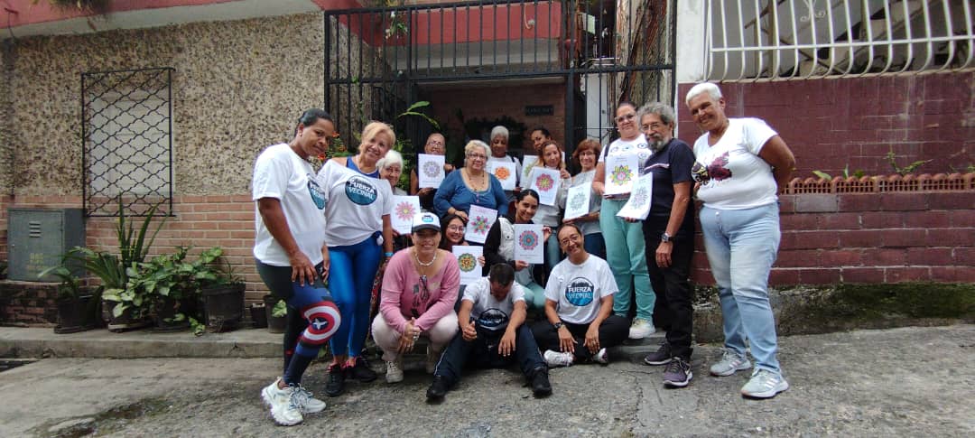 FuerzaVChacao's tweet photo. 🎨✨🤝Se realizó el taller de mándalas como parte de las actividades realizadas por el equipo de @fvdemujeres. https://t.co/kh8VYv9oZQ