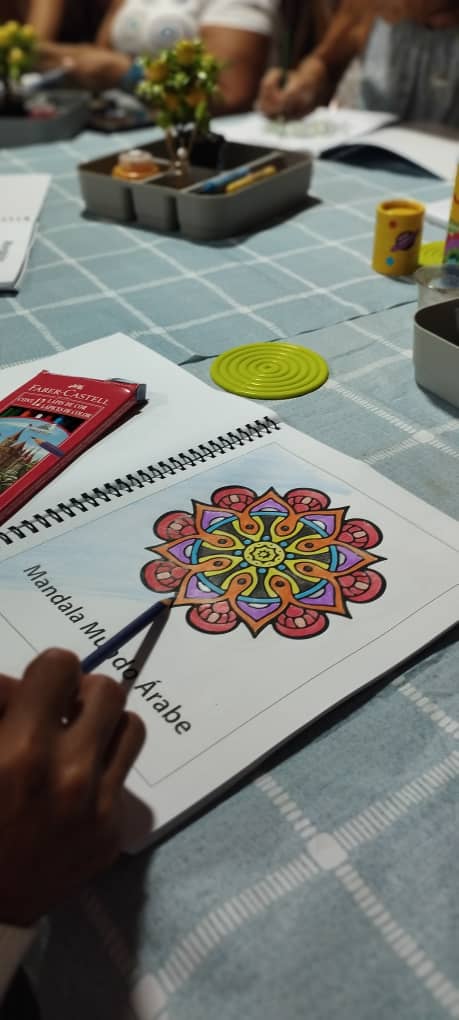 FuerzaVChacao's tweet photo. 🎨✨🤝Se realizó el taller de mándalas como parte de las actividades realizadas por el equipo de @fvdemujeres. https://t.co/kh8VYv9oZQ