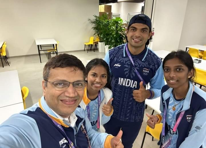 Chess players @chessgmkunte, @SavithashriB and @chessvaishali with the golden boy of India @Neeraj_chopra1.