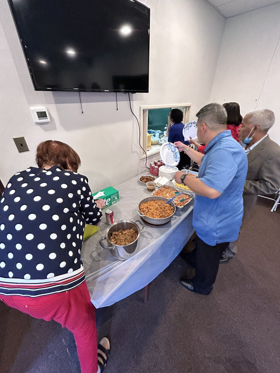 El domingo tuvimos un lindo compartir con con comida. Agradecemos a todos los #Hermanos y #Hermanas por traer un rico plato de #comida

#menonita #iglesia #church #soudertonpa