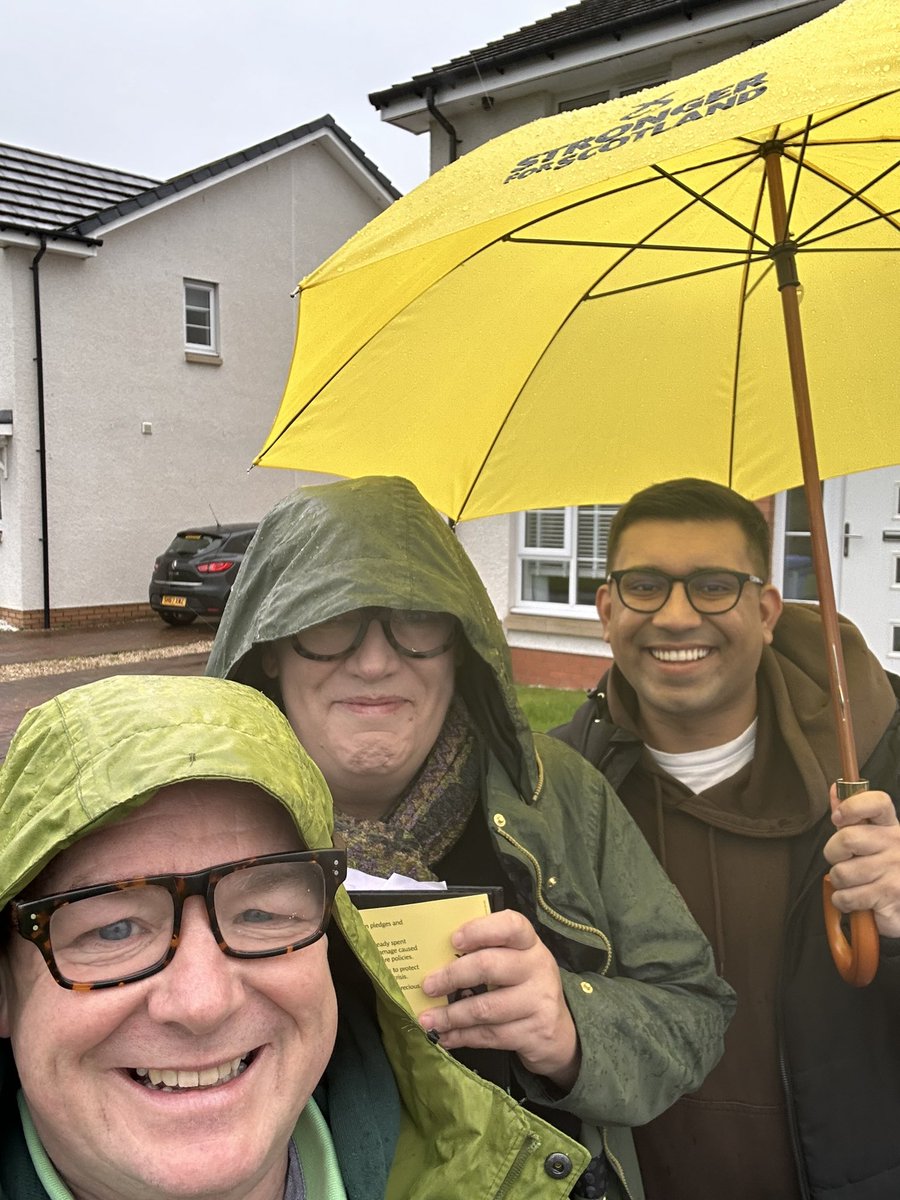 Bell45's tweet photo. A bit wet βgetting out the voteβ for the fabulous @KatyLoudonSNP today. With part of #teamsouthside. #VoteSNP https://t.co/NNbu2lPZpJ
