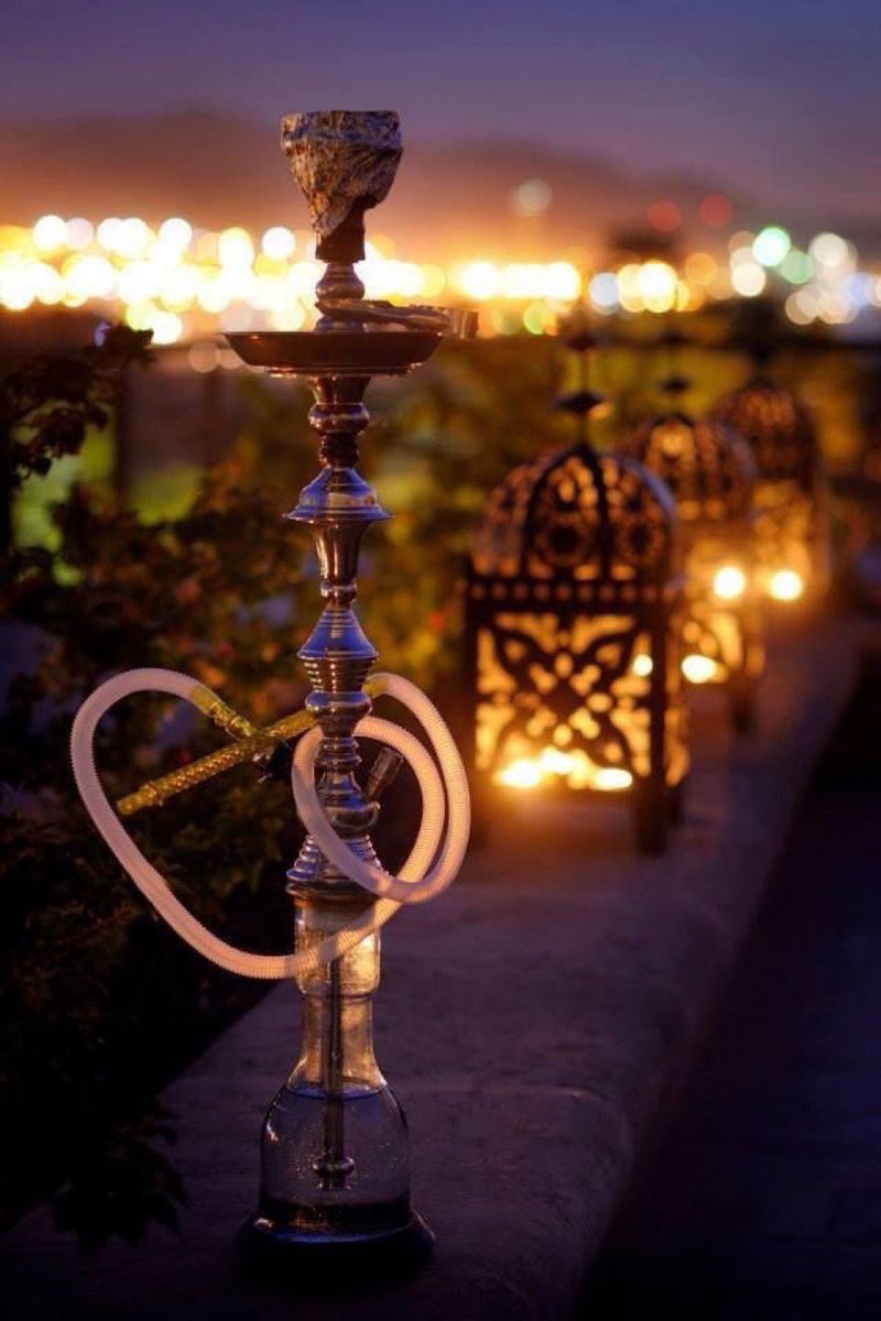 radialpro's tweet photo. ما ابغى غير الأجر ، هز أبو الروس رأسه ؛ وهالحين الخير هذا ؟! قال قضاع ؛ هذي زوجتي الرابعة والاخيرة ام ناصر لأني طلقت الثلاث الأولات بعد ماخلصت دراهمن !! وأنا سمعت بالقرية اللي جنبنا واحد يقال له ابو الروس انتظر لين يموت وابغى اروح اتحسن على حرمته وبنياته واطلق ام ناصر لان عمرها كبير ، وأكمل قضاع ؛ صدقني ياضيف الرحمن ، الانسان اذا عمل الخير لوجه الله ربي يرزقه ، والله يقدرني على فعل الخير ،،والله مانبي غير الأجر والسعي على الأرامل وأكل أموال الأيتام . سمع أبو الروس وهو يصير على كأنه على  نار ملة ، ينتظر الصبح يصبح ومن أصبح الصباح ذهب بدون حتى ما يشكر قضاع على ضيافته وماراح البيت بل ذهب للسوق مباشرة وطلب فخذ كامل وخضار وفاكهة وكل الانعام وقال للحمال وصلها لبيتي . زوجته استغربت ، وماصدقت وقالت " يمكن فاعل خير " وشوي الا هو داخل وش عندك ؟! يابن الحلال ، التبذير هذا ماهو لك ، وقص عليها القصة . قالت المرأة ؛ ماعليك يمكن قضاع يموت قبلك 🤪🤪 قال أبو الروس ؛ ولو ، خلينا نعيش وقال هذه الأبيات )
نبي نبيد المال قبل يبيدنا
قبل يجي للمال قضّاع ياكله
سواة من قبله جمع ماكله
منه حرم نفسه لذيذ مواكله
جمعها من الأخطار بالبيع والتعب
ما اسدى جميل ولا كسل منه طايله
جزى الله بنو الخير من شاف سيرته
تصور بنفسه كل مابقي صار له ،،،،